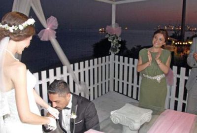 Eşinin önünde diz çöktü