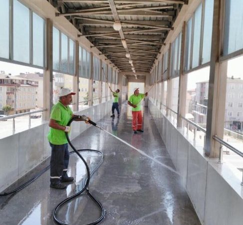 Körfez Belediyesi ekipleri, ilçenin cadde ve sokaklarını köpüklü su ile
