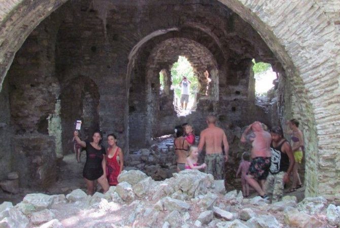 Kuşadası’na bağlı Davutlar’da bulunan 900 yıllık Kurşunlu Manastırı yıkılma tehlikesine
