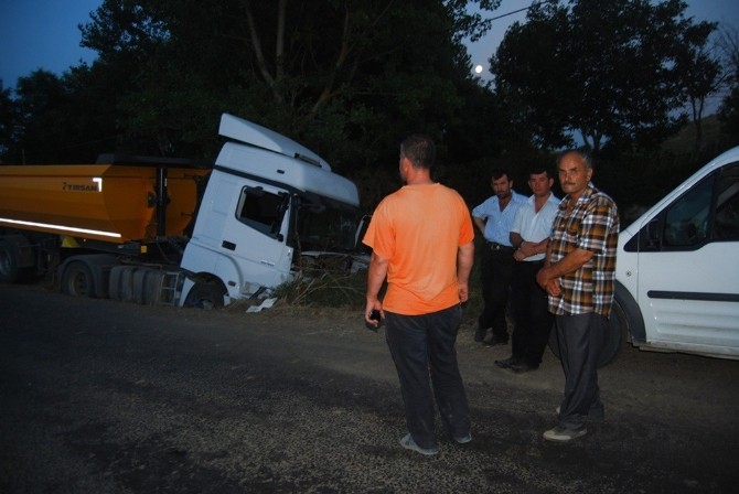 Kamyon Dereye Uçtu: 1 Yaralı