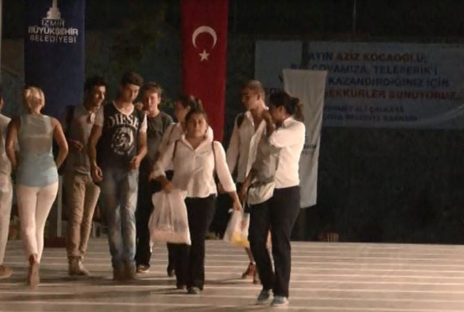 İzmir’in Balçova ilçesinde, yeni hizmete açılan teleferiğe binen vatandaşlar, sistemin