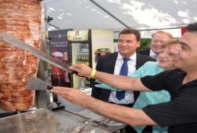 Merkel döneri görünce yine dayanamadı