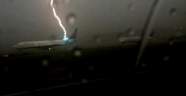 Uçağa yıldırım çarptığı an işte böyle görüntülendi