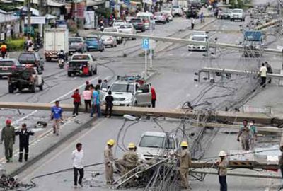 47 elektrik direği birden devirildi