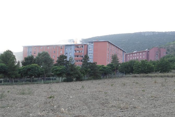 Bilecik’e bağlı Gölpazarı ilçesinde, yarı açık cezaevinin çatısında çıkan yangın,