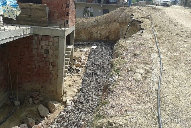 Dilovası Belediyesi Fen İşleri Müdürlüğü ekipleri, tehlike oluşturan dik yamaçlı