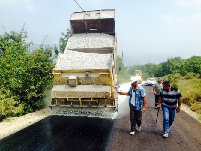 Gümüşova ilçe sınırı Halilbey-Soğuksu köyleri bağlantı yolunda asfalt sathi kaplama