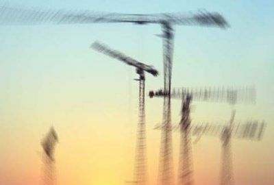 İki kule vinç, evlerin üzerine devrildi