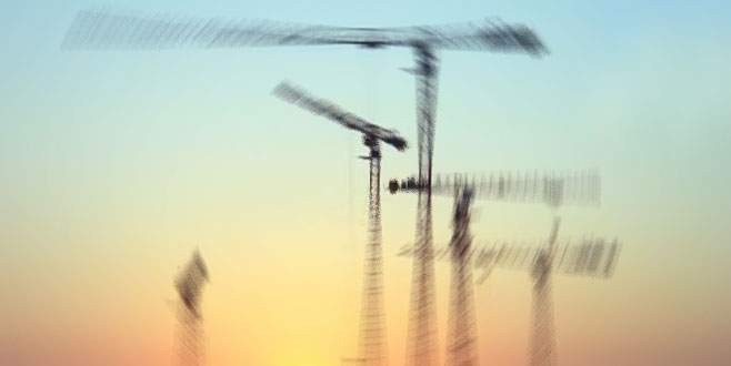 İki kule vinç, evlerin üzerine devrildi