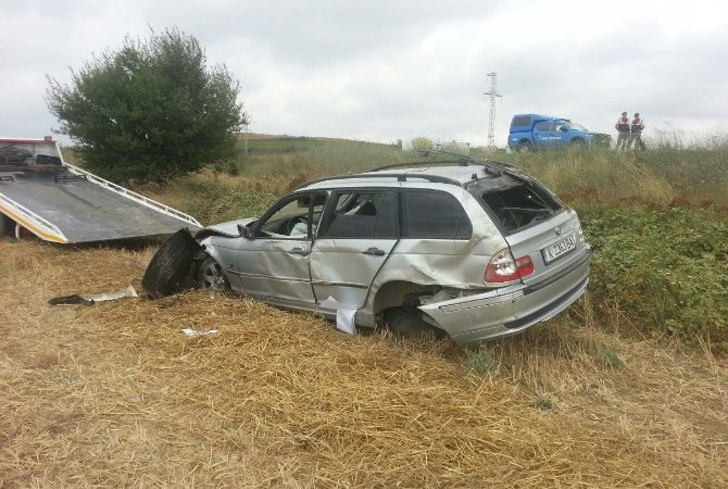 Tekirdağ’ın Malkara ilçesinde aşırı hız yapan otomobil, yoldan çıkarak onlarca