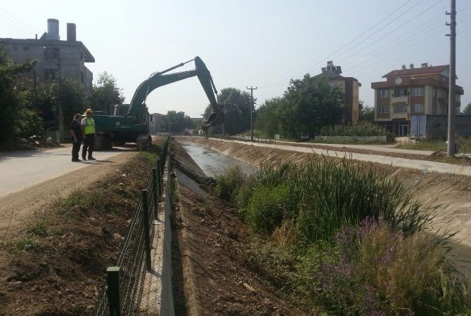 DÜZCE(İHA) Düzce’nin Karaca Mahallesinden geçen ve bir kısmının kenarları beton