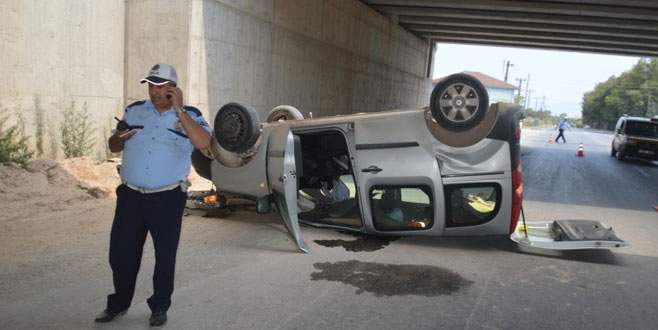 Ticari araç köprüden düştü!