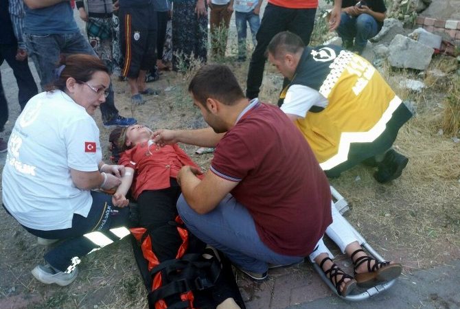 Sivas’ta işçi servisi ile kamyonetin çarpışması sonucu meydana gelen trafik