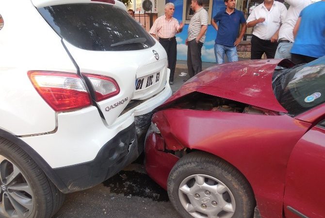 Kahramanmaraş’ta bir otomobilin park halindeki cipe çarpması sonucu 2 kişi