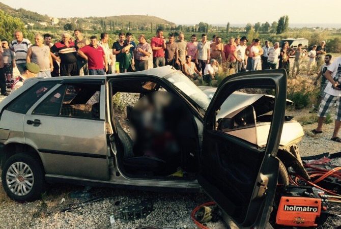 İzmir’in Menderes ilçesinde, iki aracın kafa kafaya çarpıştığı ve can