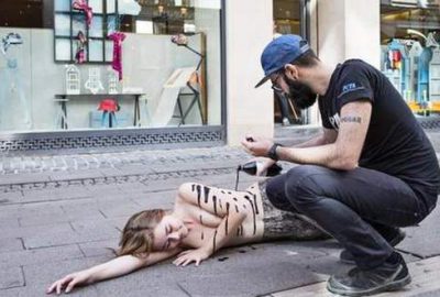 Timsah derisi çantaya çıplak ve kanlı protesto