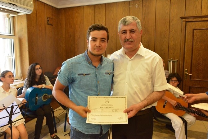Yeşil Konak’ta Gitar Ve Bağlama Kursuna Katılan Öğrencilere Başarı Belgeleri Verildi