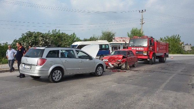 İki Otomobil Kafa Kafaya Çarpıştı: 1 Yaralı