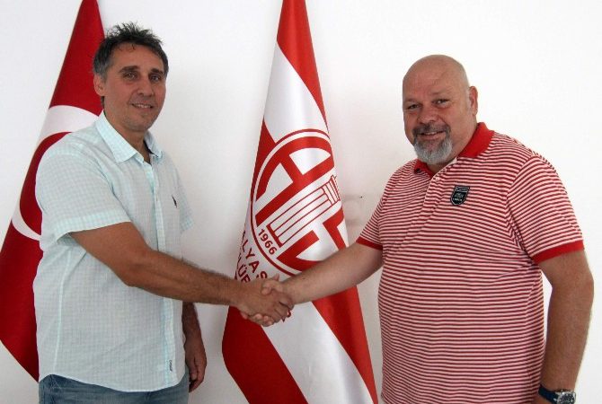 Türkiye Hentbol Erkekler Süper Ligi’nde mücadele eden Antalyaspor, antrenör Okan