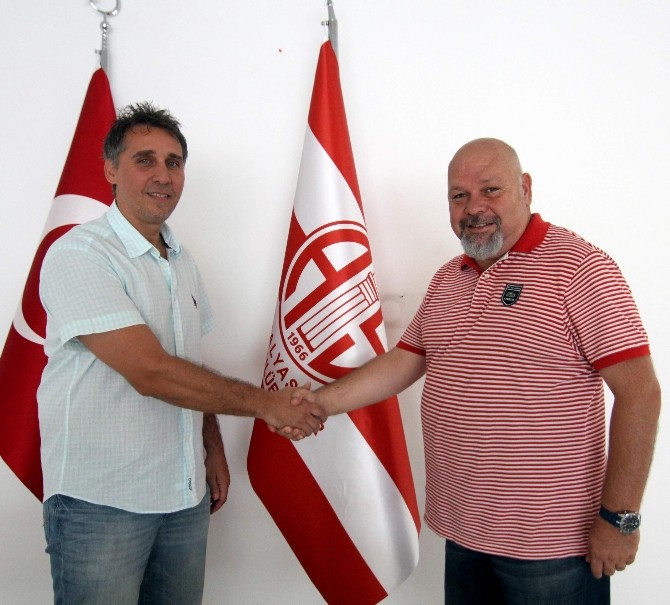 Hentbolda Antalyaspor, Antrenörüyle Sözleşme Uzattı