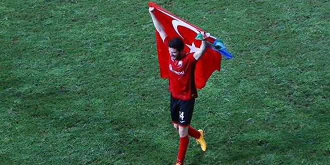 Tarihi başarı! Türk bayrağıyla tur attı!