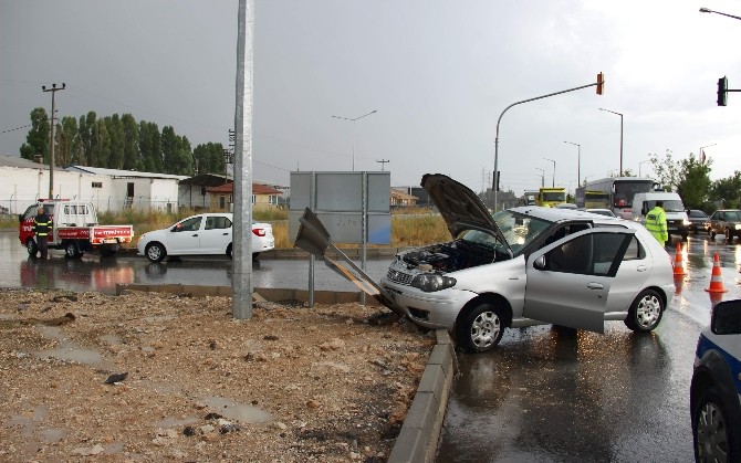 İtfaiye Aracı Otomobille Çarpıştı: 4 Yaralı