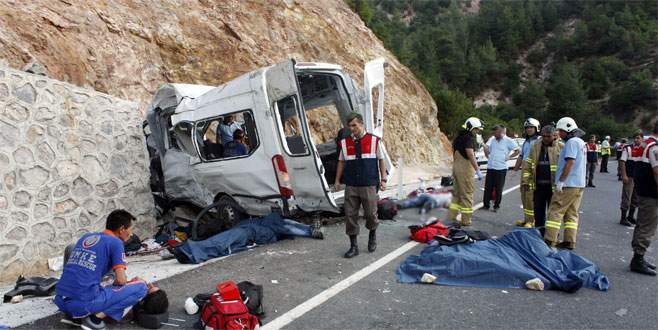 Kaçak taşıyan minibüs kaza yaptı: 9 ölü