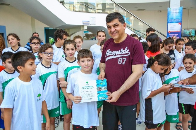 Yüzme Okulunu Bitirenlere Sertifikaları Verildi