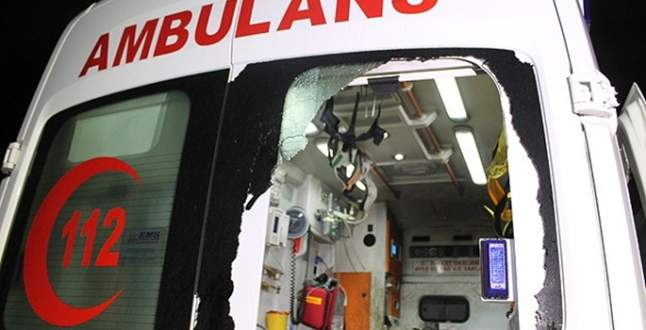 Park halindeki ambulansa saldırdılar