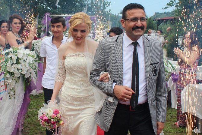 Rize’nin Ardeşen ilçesinde gerçekleştirdikleri çılgın düğün ile dünya evine giren