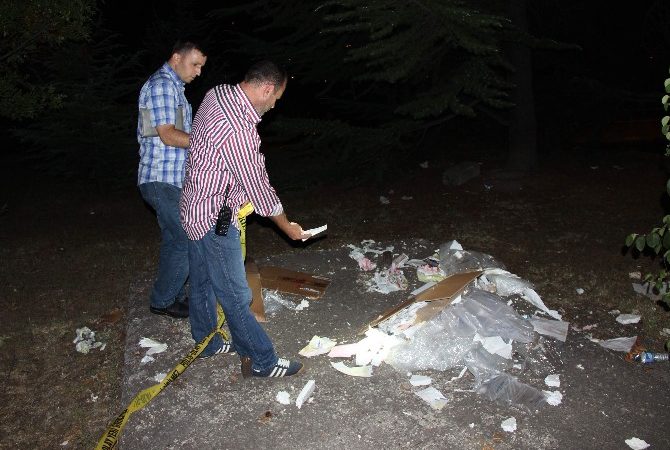 Karabük’te Yenişehir Mahallesinde yol kenarına bırakılan ve üzeri bantlanan koli