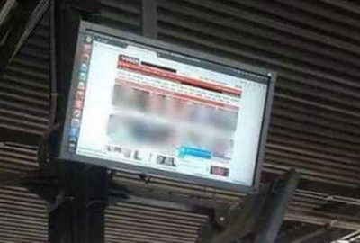 Otobüs durağındaki ekranlarda porno yayını
