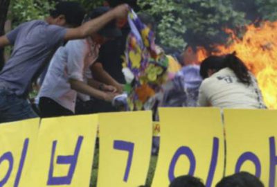 81 yaşındaki adam büyükelçilik önünde kendini yaktı