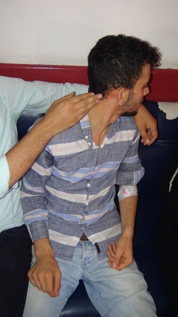 Cami Bahçesinde Oturan Genci Akrep Soktu