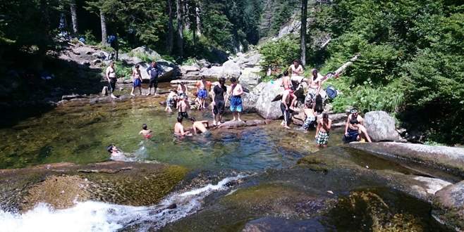 Uludağ’a çıkanlar, doğal havuzlarda serinliyor