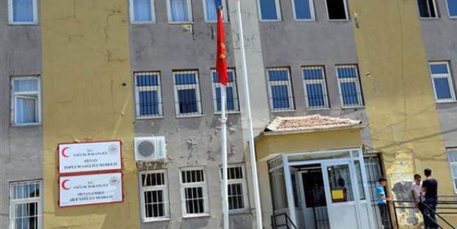 Türk bayrağını indirip PKK flaması astılar