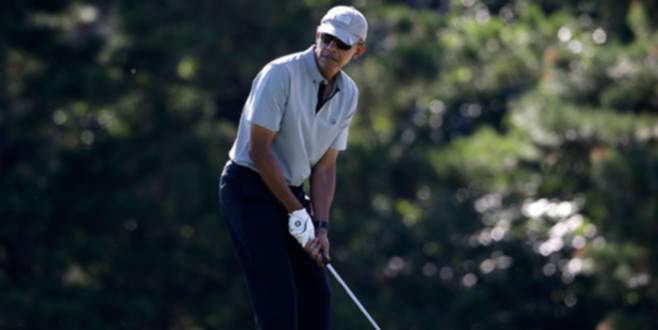 Obama golf oynayıp kitap okuyor