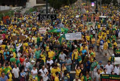 Yüzbinlerce kişi hükümeti protesto etti