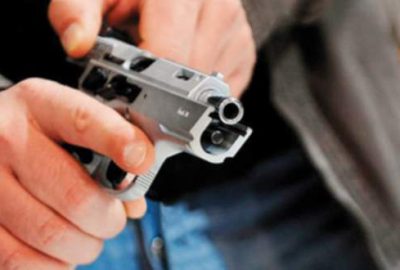 Polisin belindeki silahı kaptığı gibi…