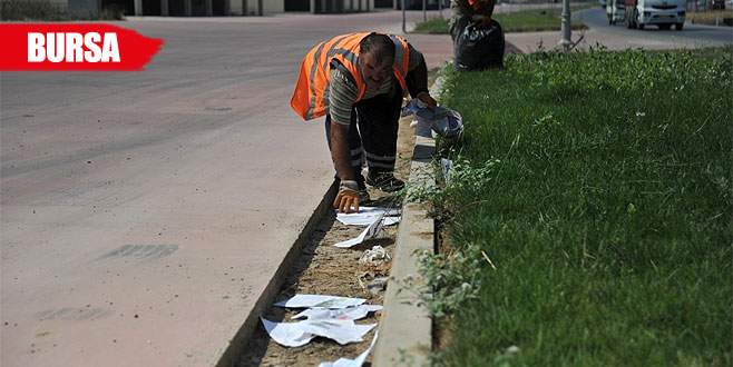 Okul kitapları otoyola saçıldı