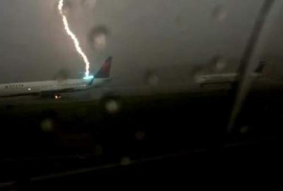 Uçağa yıldırım çarptı!