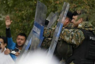 Binlerce kaçak göçmen ülkeye girmeye çalışıyor