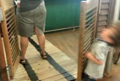 Küçük çocuğun kapıyla imtihanı