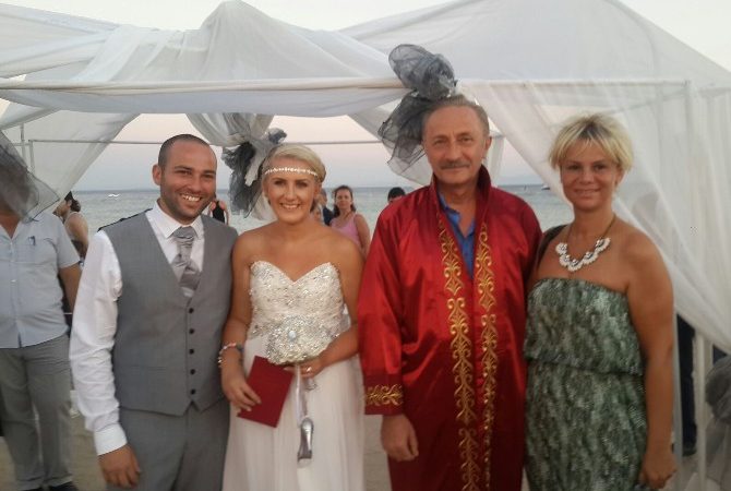 Tatil amacıyla Didim’e gelen İngiliz çift, hayal ettikleri düğünü gerçekleştirdi.