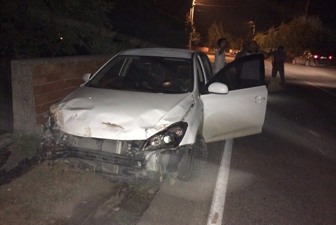 Sakarya’nın Akyazı ilçesinde viraja geniş giren kamyonete çarpmamak için manevra