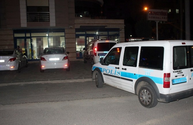 Çalışanların Ellerini Bağlayıp Kasadan 16 Bin TL Çaldı