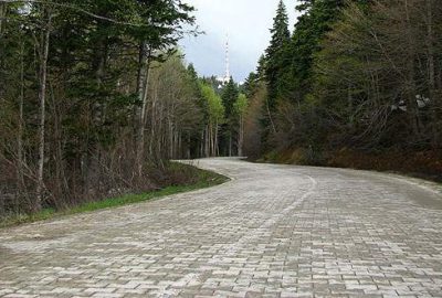 Karşı yönden gelen kamyonetle çarpıştı