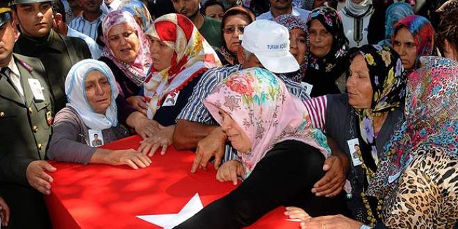 Şehit Ceylan ile Bıçakçı son yolculuğuna uğurlandı