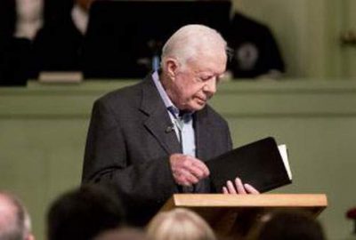 Kilisede İncil dersi veriyor