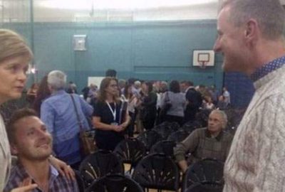 Başbakan, eşcinsel çifti baş göz etti